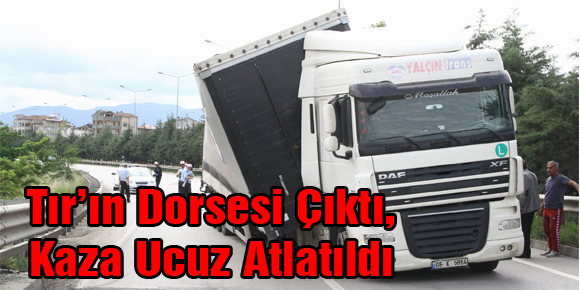 Tır’ın Dorsesi Çıktı, Kaza Ucuz Atlatıldı