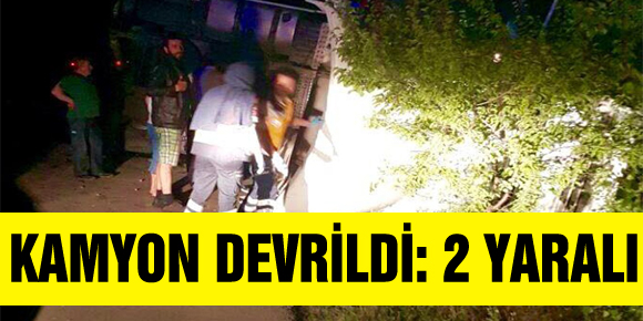 ÇORUMDA KAMYON DEVRİLDİ: 2 YARALI