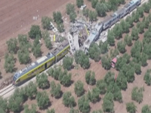 İtalya’da trenler kafa kafaya çarpıştı: En az 12 ölü