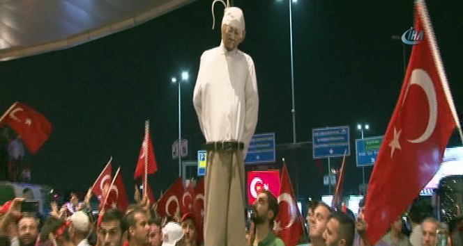 Darbe karşıtları Fethullah Gülenin maketini idam etti
