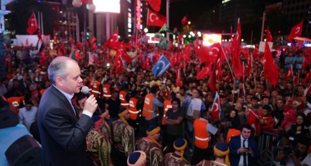 Gençlik ve Spor Bakanı Kılıç, Ankara’da demokrasi nöbetine katıldı