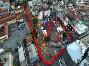 Samsunda bin 919 metrelik Türk bayraklı demokrasi yürüyüşü