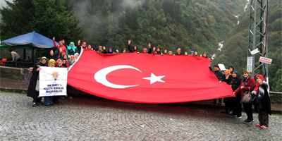 AK Parti'li kadınlar zirvede şehitler anısına Türk bayrağı açtı