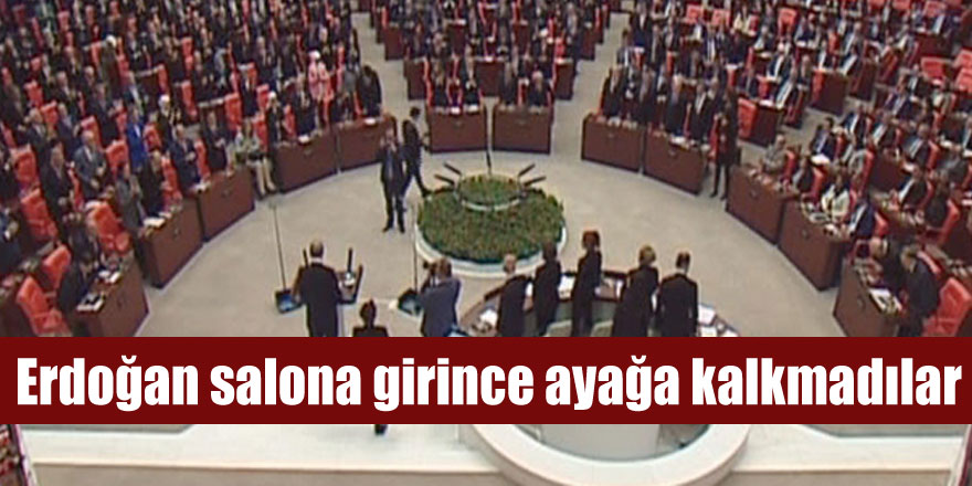 Erdoğan salona girince ayağa kalkmadılar