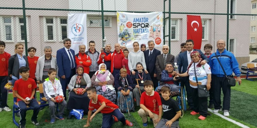 Yaşlılar ve protokol, çocuklar için bocce maçı yaptı