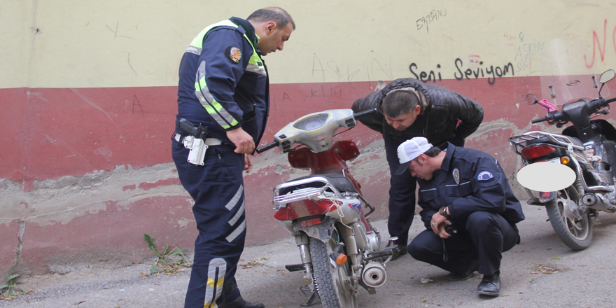 Çaldığı motosikleti bırakıp kaçtı