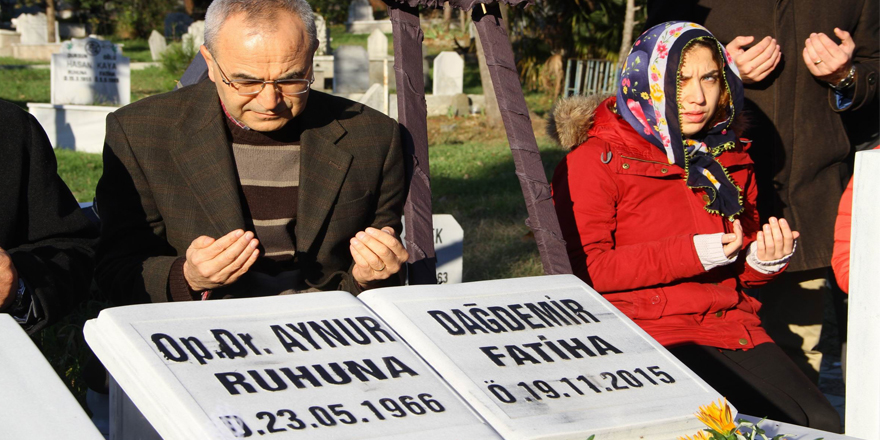 Öldürülen Doktor Aynur Dağdemir mezarı başında anıldı