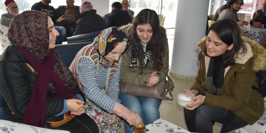 OMÜ'lü öğrenciler huzurevinde yaşlılarla buluştu