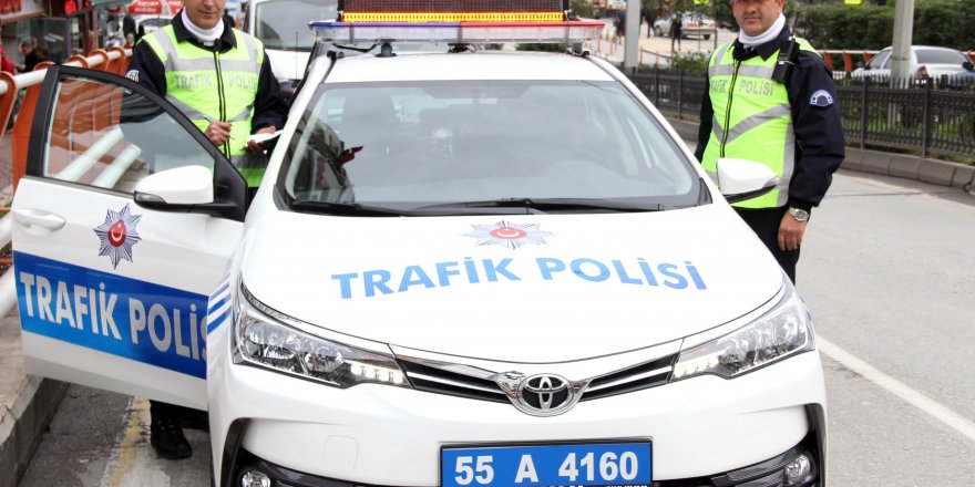  Trafik polisleri led tabela ile uyarıyor