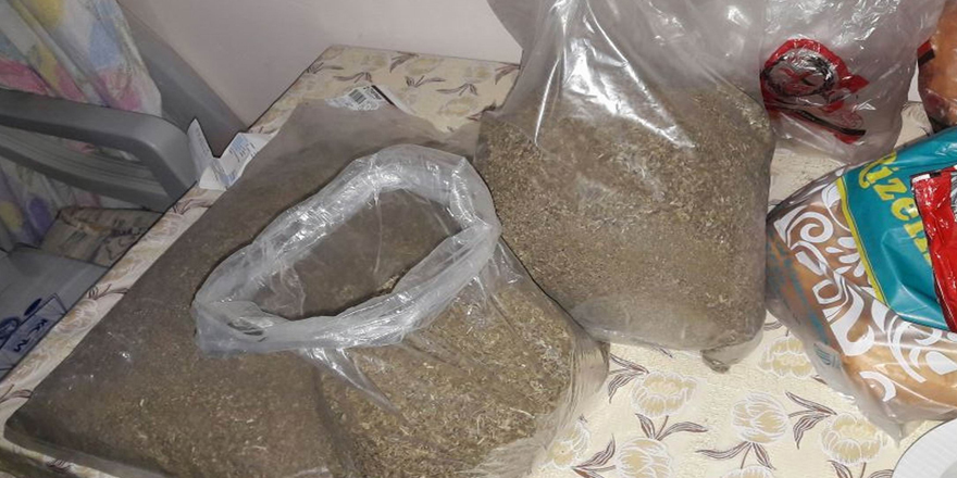 Emlakçının evinde 2.5 kilo bonzai yakalandı!