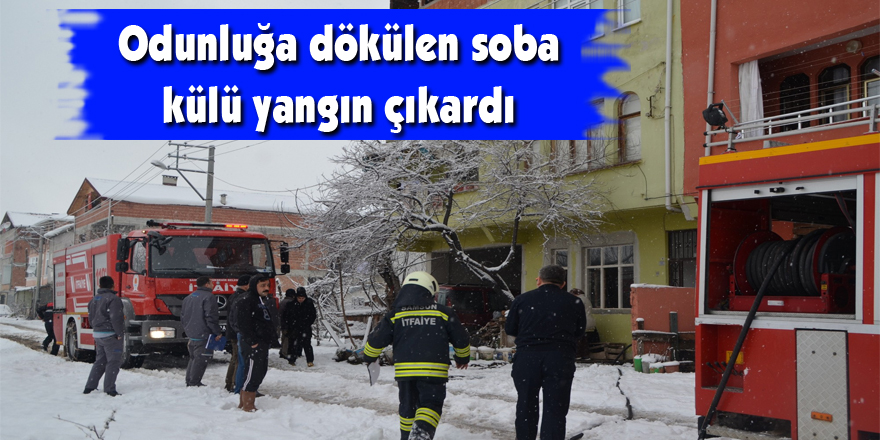 Odunluğa dökülen soba külü yangın çıkardı