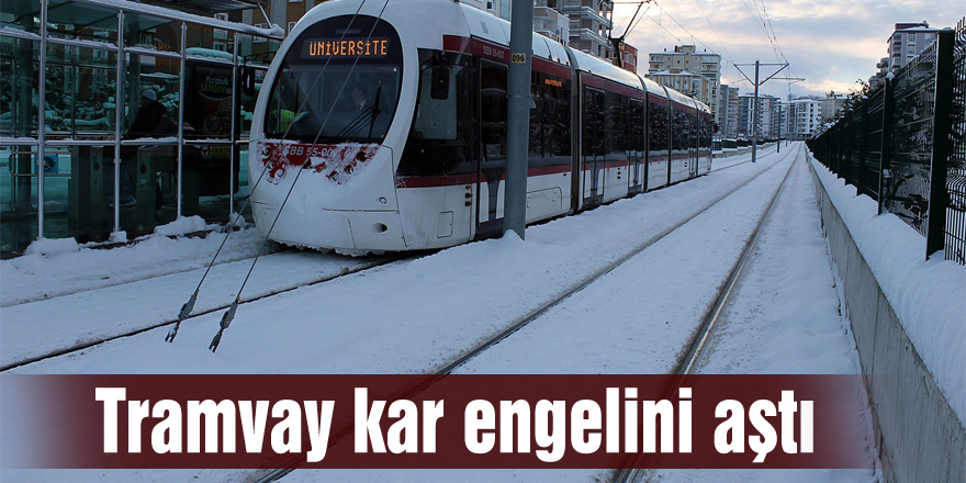 Tramvay kar engelini aştı