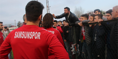 Samsunsporlu futbolcular ile taraftarlar arasında gerginlik