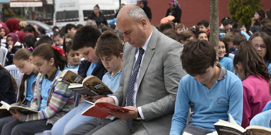 Tekkeköy meydanda kitap okudu