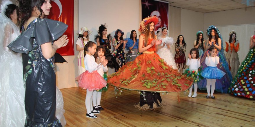 Çöpten topladıkları malzemelerle defile yaptılar 