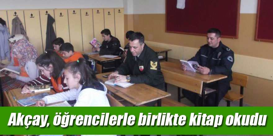 Akçay, öğrencilerle birlikte kitap okudu