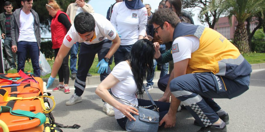 Yolun karşısına geçmeye çalışan genç kıza otomobil çarptı