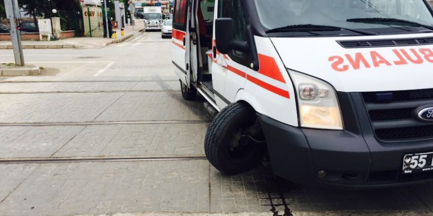 Seyir halindeki ambulansın tekerleği çıktı