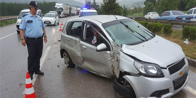 Samsun'da otomobil aydınlatma direğine çarptı: 2 yaralı