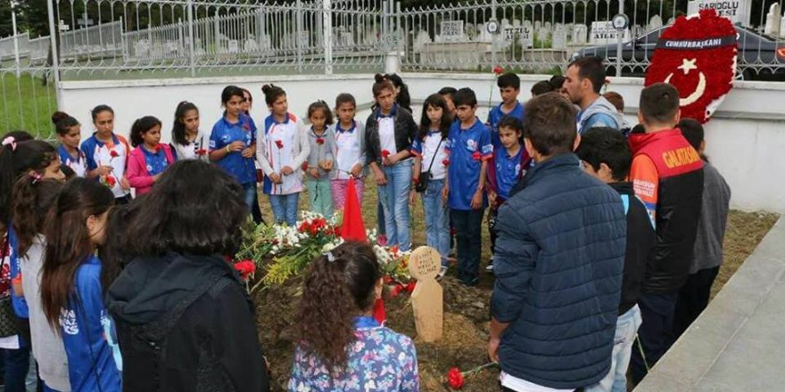 Beytüşşebaplı öğrenciler Samsun şehidinin mezarına karanfil bıraktı