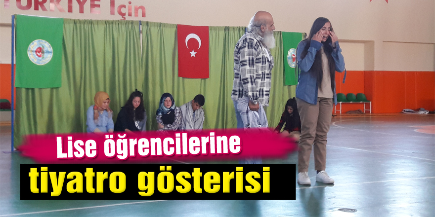 Ayvacık’ta Lise öğrencilerine tiyatro gösterisi