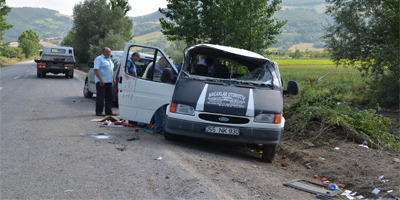 Lastiği patlayan minibüs devrildi: 8 yaralı