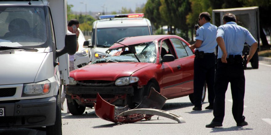 Ehliyetsiz sürücü kaza yaptı: 3 yaralı