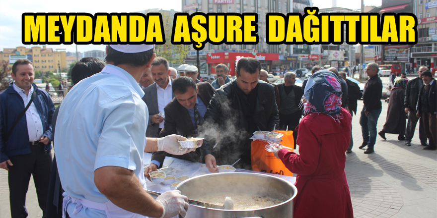 Meydanda aşure dağıttılar