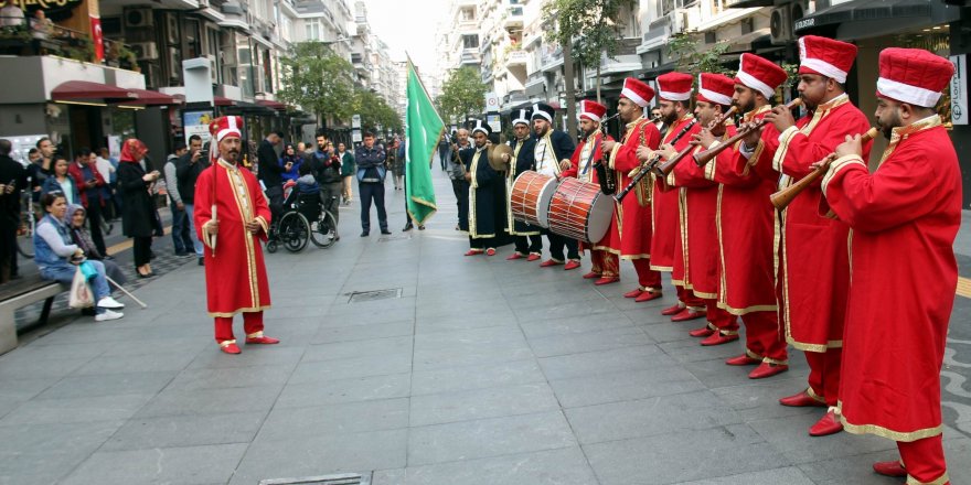 Cadde ortasında mehter gösterisi