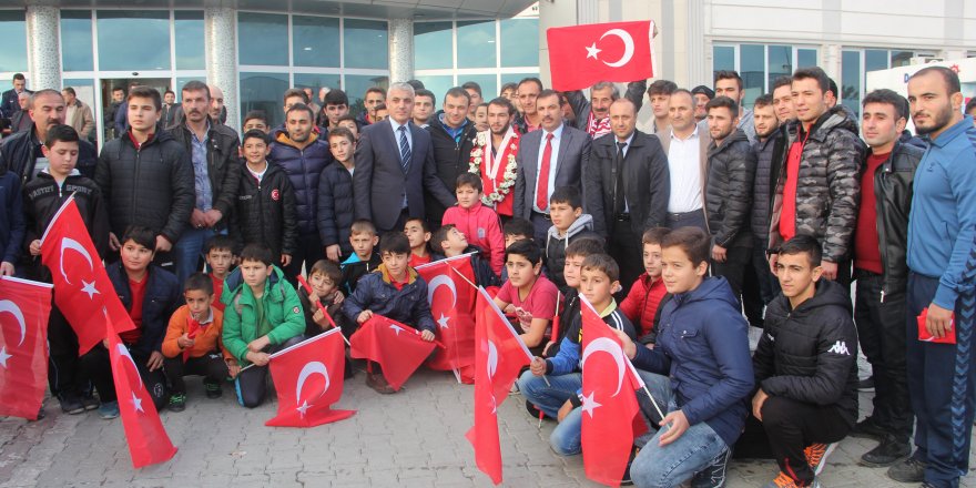 Dünya üçüncüsü güreşçiye Samsun'da coşkulu karşılama