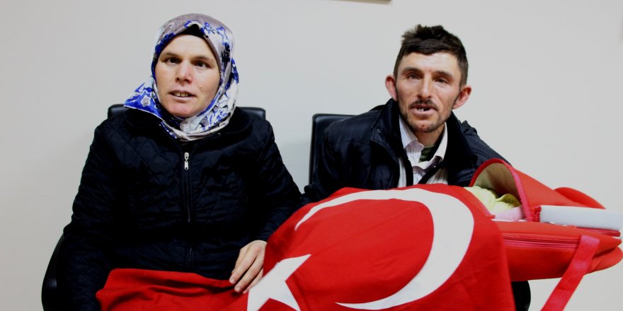  15 yıl sonra çocuk sahibi olan çift bebeklerini Türk bayrağına sardı