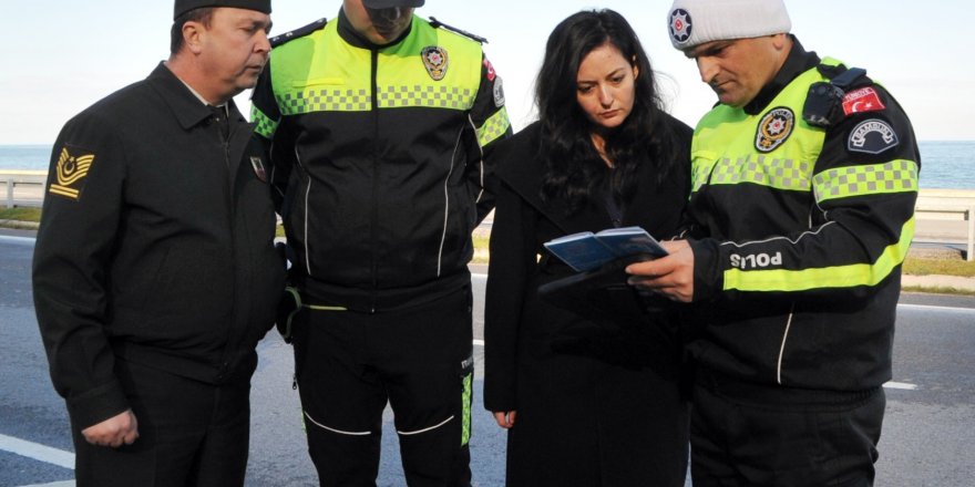 Kadın Kaymakam kontrol noktasında denetleme yaptı