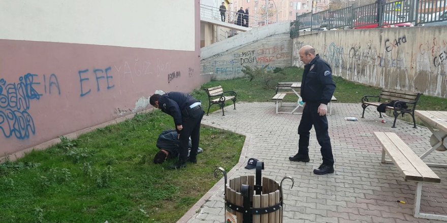 Parkta baygın halde uyuşturucu ile yakalandı