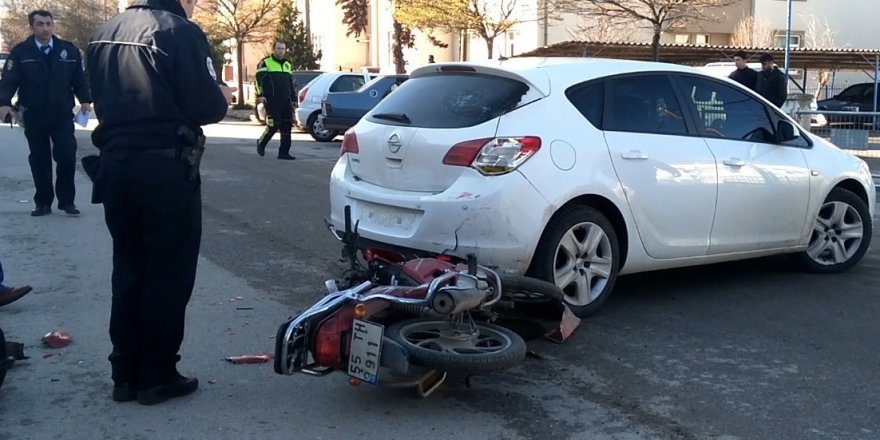 Otomobile çarpan motosiklet sürücüsü yaralandı