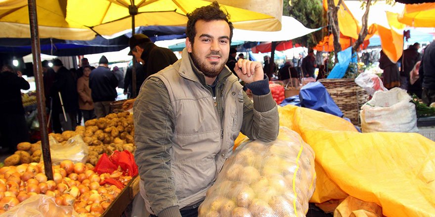 Kurtlar Vadisi melodisiyle patates satan Iraklı pazarcı