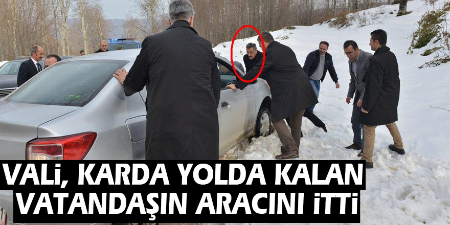 Vali, karda yolda kalan vatandaşın aracını itti