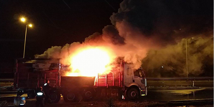 Samsun'da seyir halindeki kamyonda yangın çıktı