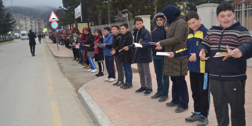 500 öğrenci kitap için köprü oldu