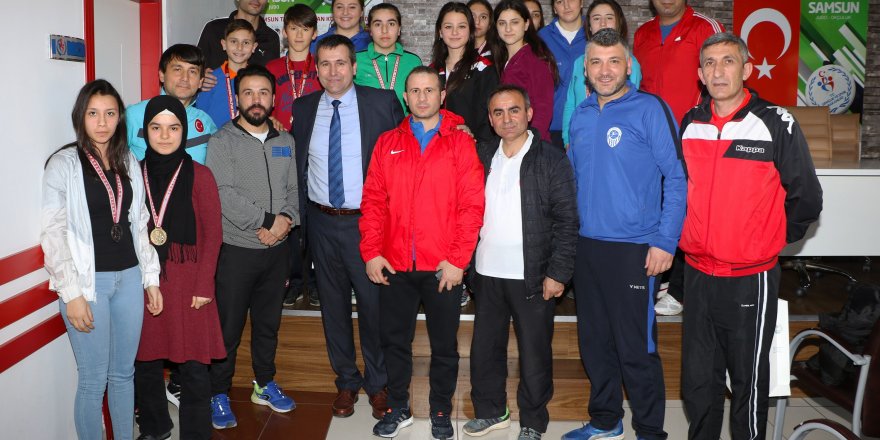 KARAYILMAZ ŞAMPİYON SPORCULARI ÖDÜLLENDİRDİ