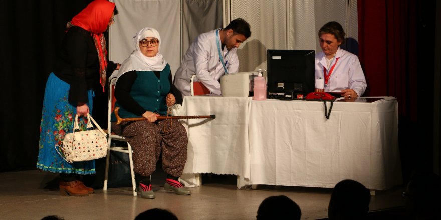Sağlık çalışanları Samsun’da tiyatro oyunu sahneledi 