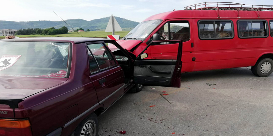 Samsun'da otomobil ile minibüs çarpıştı: 1 yaralı 