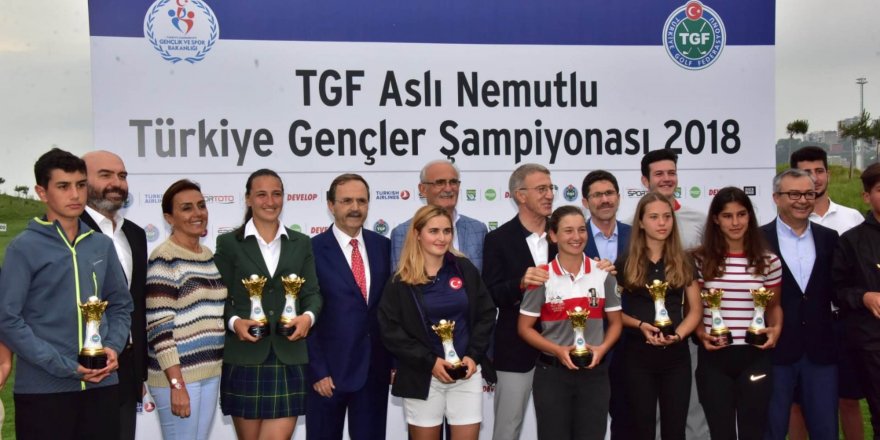 Golf Turnuvası kazananları kupalarını Ağaoğlu’nun elinden aldı 