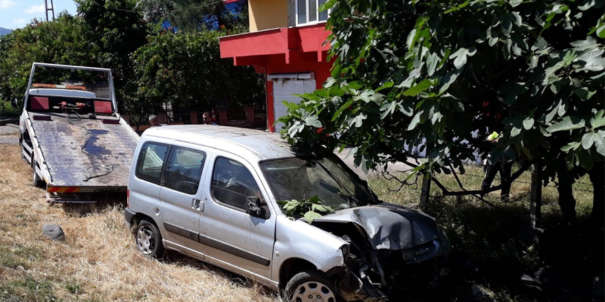 Kontrolden çıkan araç evin bahçesine girdi: 1 yaralı 