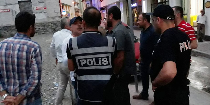  Seçim kurulu önünde alkol alan 3 şahıs gözaltına alındı 