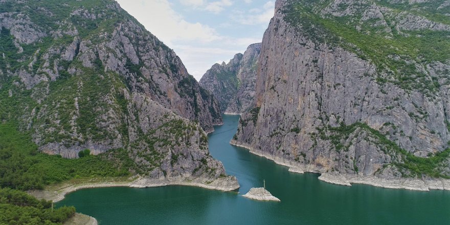 Kanyonda kaybolan tur rehberini özel tim arıyor