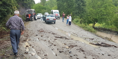 Samsun'da sağanak yol kapattı