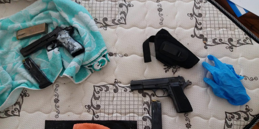  Samsun'da bir evde 2 adet tabanca ele geçti 
