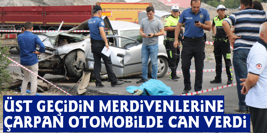 Üst geçidin merdivenlerine çarpan otomobilde can verdi