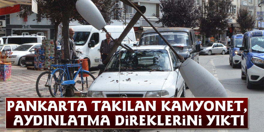 Pankarta takılan kamyonet, aydınlatma direklerini yıktı