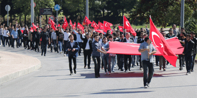Üniversite öğrencilerinden 'Bayrak Yürüyüşü'
